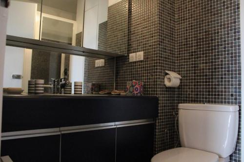 une salle de bain avec toilettes, lavabo et miroir dans l'établissement Appt 2 pièces LA ROCHELLE - LR660-116, à La Rochelle