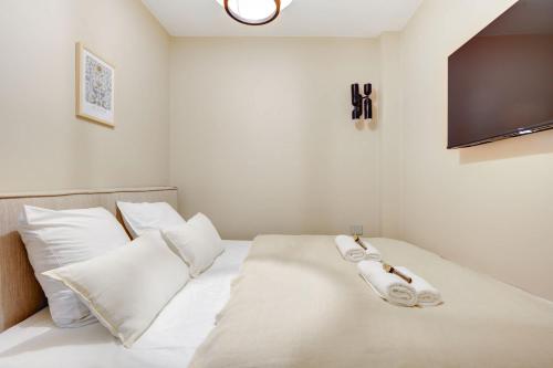 une chambre avec un lit avec deux serviettes dessus dans l'établissement Charming apartment with AC a proximite de Republique, à Paris