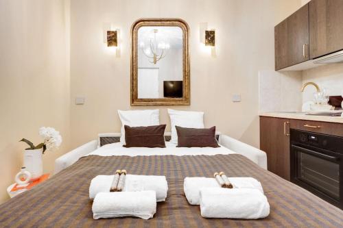 une chambre avec un grand lit avec des serviettes dessus dans l'établissement Charming apartment with AC a proximite de Republique, à Paris