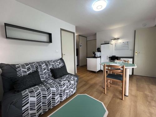 un salon avec un canapé et une table dans l'établissement Appt 1 pièce bis LA ROCHELLE - LR020-229, à La Rochelle
