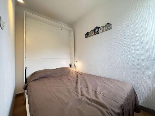 - une chambre avec un lit et une porte blanche dans l'établissement Appt 1 pièce bis LA ROCHELLE - LR020-229, à La Rochelle