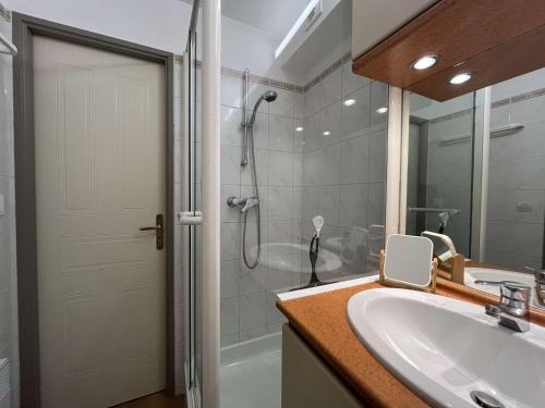 une salle de bain avec un lavabo et une douche dans l'établissement Appt 1 pièce bis LA ROCHELLE - LR020-229, à La Rochelle
