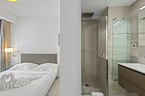 - une chambre avec un lit, une douche et un lavabo dans l'établissement Cannes Croisette 2 bedrooms - 7C3, à Cannes