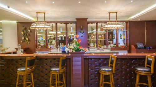 a bar in a restaurant with bar stools at Park Regis Goa in Arpora