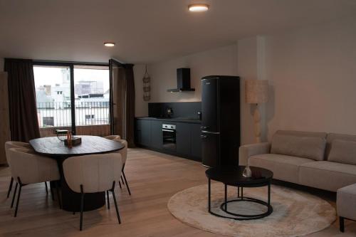 アントワープにあるCentral Chic Antwerp 301のリビングルーム(テーブル、ソファ付)、キッチン