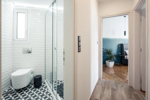 Modern 2BD very spacious apt next to metro station