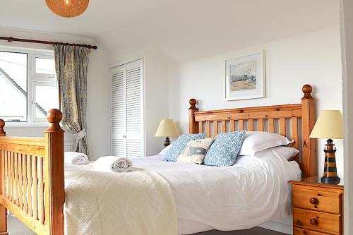 Katil atau katil-katil dalam bilik di Sea Reach, Thurlestone with sea views, minutes from the beach