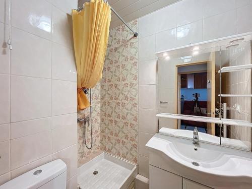 une salle de bain blanche avec un lavabo et un miroir dans l'établissement 3548-Appartement à 100m de la plage, à Argelès-sur-Mer