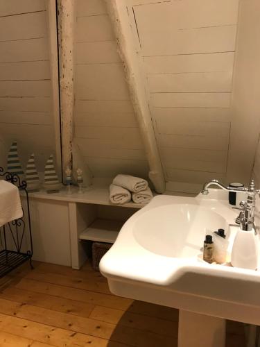 Ένα μπάνιο στο Le Petit Manoir de Kériolet