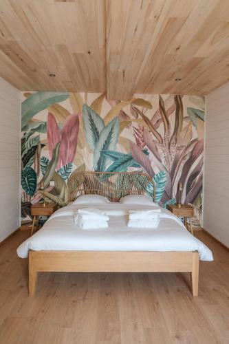 - une chambre avec une fresque murale représentant des plantes dans l'établissement Villa Biloba, à Sainte-Sabine