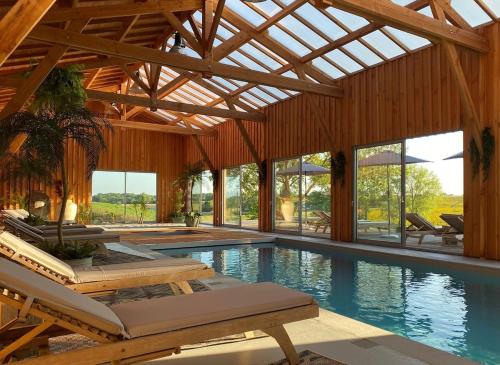 une maison avec une piscine sur le toit dans l'établissement Villa Biloba, à Sainte-Sabine