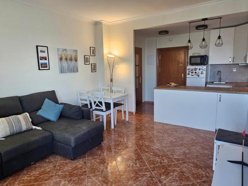 La Roca-Mediterráneo Views, 8th Floor-New Kitchen- POOL- Parking-Air Conditioning, Ceiling Fans & Free WIFI