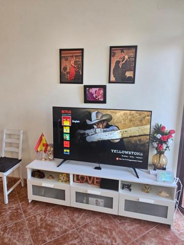 La Roca-Mediterráneo Views, 8th Floor-New Kitchen- POOL- Parking-Air Conditioning, Ceiling Fans & Free WIFI