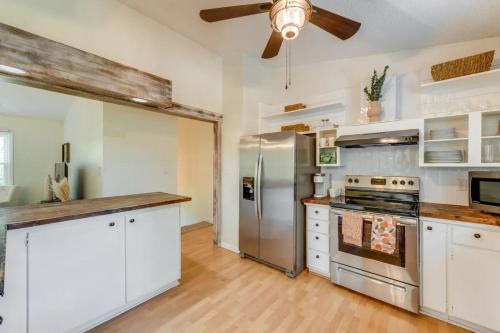 Dapur atau dapur kecil di Pet-Friendly Mooresville Escape with Fenced Yard and Lake Access