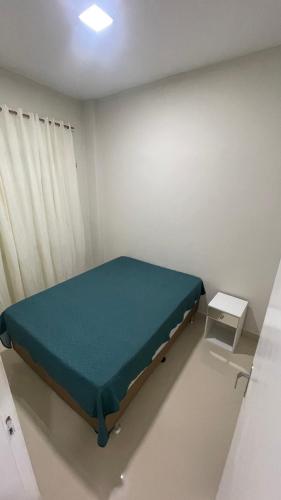ein kleines Zimmer mit einem Bett und einem Tisch in der Unterkunft Morilar AP 01 in Tianguá
