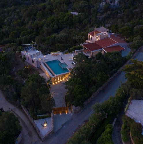 an aerial view of a house with a swimming pool at VILLA AMIRA Porto Cervo con vista Mozzafiato sul Mare,Piscina Privata,WELLNESS & SPA in Liscia di Vacca