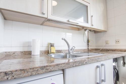 A kitchen or kitchenette at RentalSevilla Concejal Alberto Jiménez-Becerril