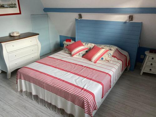 une chambre avec un grand lit avec une tête de lit bleue dans l'établissement Cour du Temple - vieux Port 6 pers - 3 étoiles, à La Rochelle