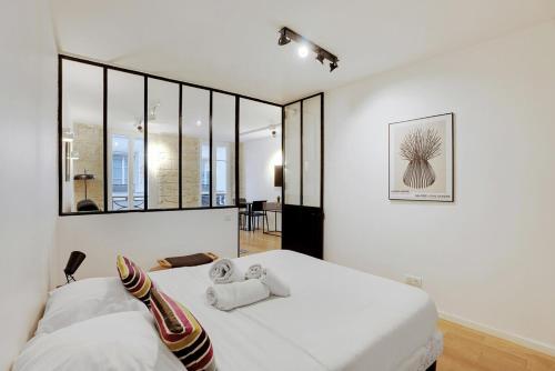 une chambre avec un lit avec deux ours en peluche dessus dans l'établissement LE MARAIS - NEW APARTMENT Haut de Gamme, à Paris