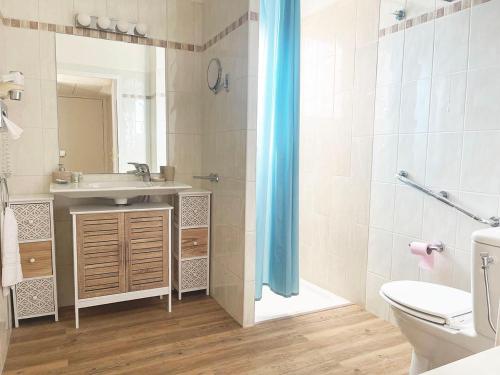 une salle de bain avec toilettes, lavabo et douche dans l'établissement Studio 314 - LES SUITES DE ROBINSON - Résidence avec piscine en bord de Siagne, à Mandelieu-La-Napoule, à Mandelieu-la-Napoule
