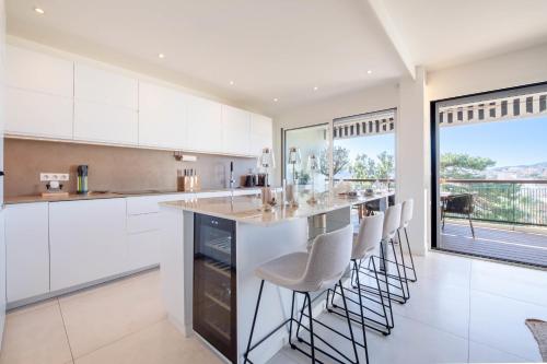 Luxury 2-Br Apartment with Sea View Cannes