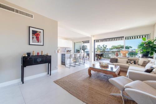 Luxury 2-Br Apartment with Sea View Cannes
