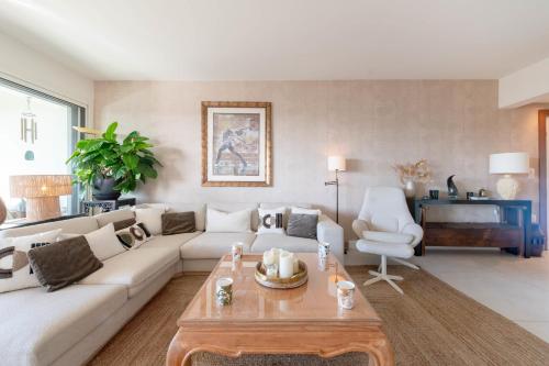 Luxury 2-Br Apartment with Sea View Cannes