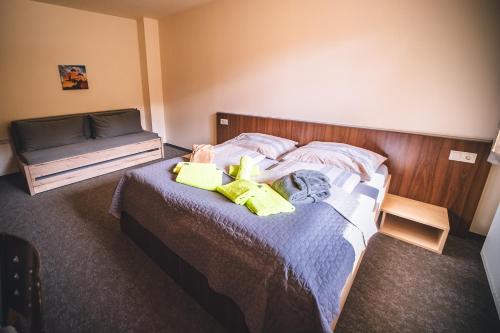 Postel nebo postele na pokoji v ubytování Wellness & Spa Hotel Čertov