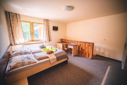 Postel nebo postele na pokoji v ubytování Wellness & Spa Hotel Čertov
