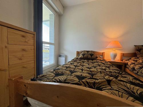 une chambre avec un lit et une fenêtre dans l'établissement Appt 2 pièces LA ROCHELLE - LR220-021, à La Rochelle