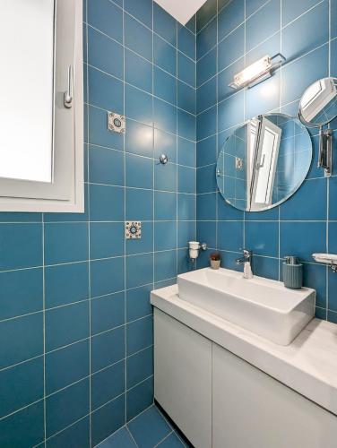 Bilik mandi di Greek island styled 1BD apt 500m from the sea