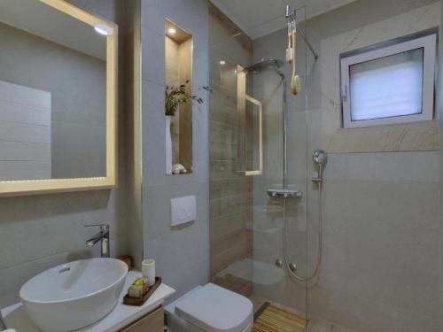 Et badeværelse på Escape Villa Island Peaceful Oasis with Pool