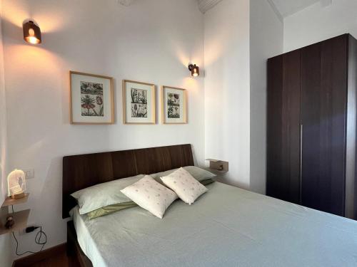a bedroom with a bed with two pillows on it at Die Weinrose - Natura Lago Monti in Montemezzo