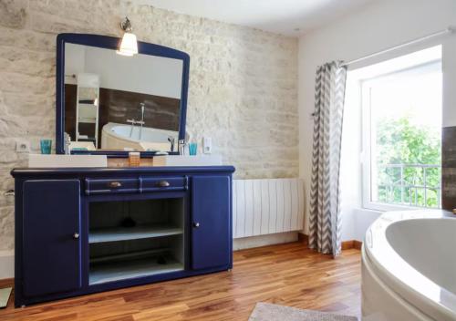 Fotografie z fotogalerie ubytování Magnifique Villa Charentaise avec Piscine & Beau Jardin - Moderne & Confort - Wifi gratuit v destinaci Saint-Georges-du-Bois