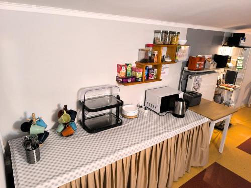 einen Tisch mit einem Tischtuch darüber in der Unterkunft Moravia in Krzanowice