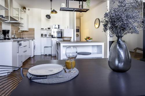 Grand T3 rue piétonne bureau et terrasse