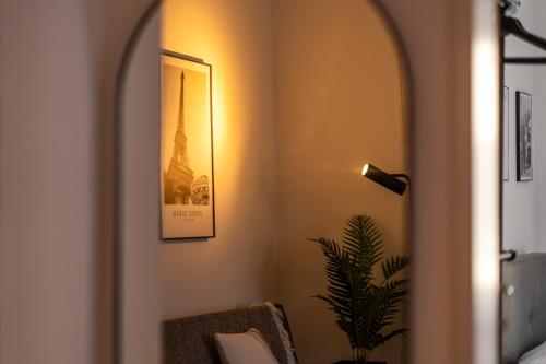 a room with a lamp and a picture of the eiffel tower at homy Lakeside Symphony in Bregenz am Bodensee in Bregenz