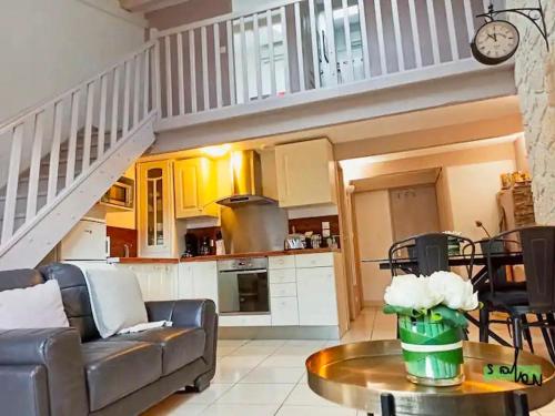 un salon avec un canapé et une table dans l'établissement Pieds dans l’eau à Collioure, à Collioure