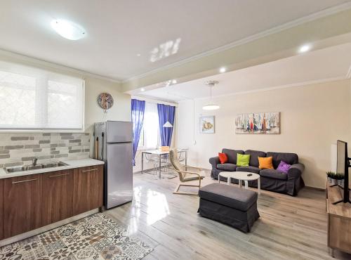Charming 2BD apt next to metro station