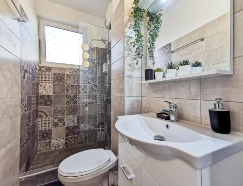 Charming 2BD apt next to metro station