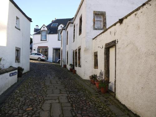 an alley in a town with white buildings at A 2 Bedroom flat in Culross home of Outlander in Culross