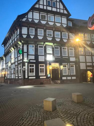 アインベックにあるBierstadt-Hotelの緑の光が差し込む白黒の大きな建物