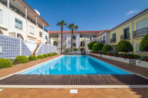a swimming pool in a courtyard of a building at Praia D'el Rey A1 - Golf & Beach in Óbidos