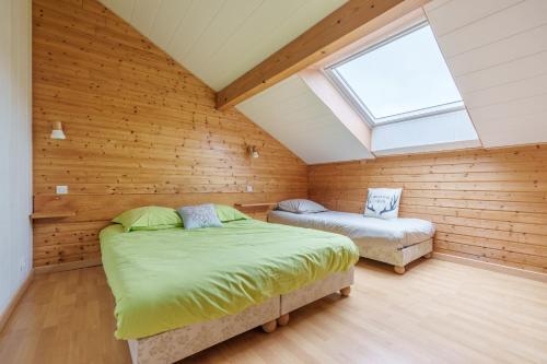 une chambre avec deux lits et une fenêtre dans l'établissement Duplex du Moulin - Parking et terrasse, à La Bresse