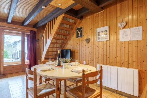 une salle à manger avec une table et des chaises dans l'établissement Duplex du Moulin - Parking et terrasse, à La Bresse