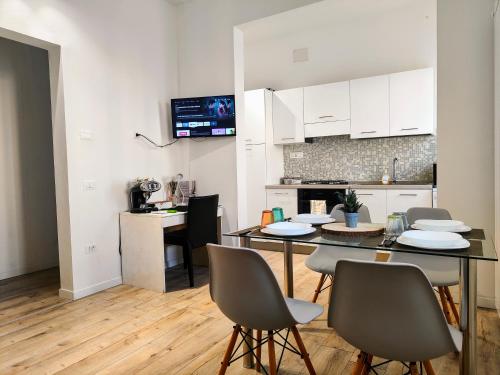 a kitchen and dining room with a table and chairs at Palazzina Trevigiana 2 king Size Near Station And Venice in Treviso