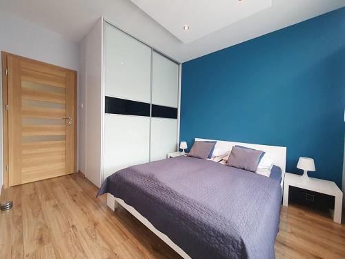 Ένα ή περισσότερα κρεβάτια σε δωμάτιο στο Apartamenty U Marynarza -Klimatyzacja-PROMENADA SOLNA 4A -Centrum Ścisłe Deptak -Garaż Podziemny-Best Restaurants in the Apartment-FAK VAT