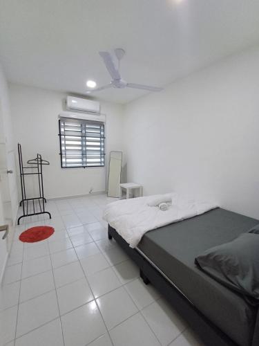 a bedroom with a bed and a ceiling fan at Seroja Guesthouse Gambang in Gambang