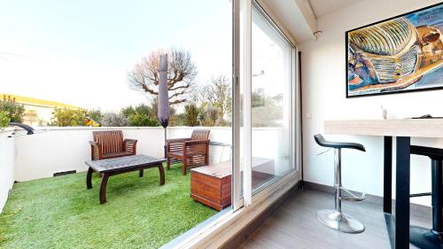 une chambre avec un balcon avec une table et des chaises dans l'établissement ARCACHON PLAGE Centrale, à Arcachon