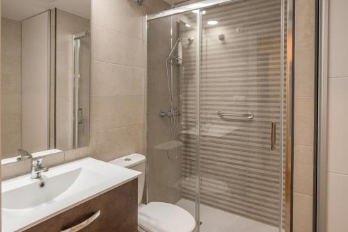 Koupelna v ubytování Brisare Mar - Apartamento para 4 personas a 1 min de la playa con piscina en Marbella